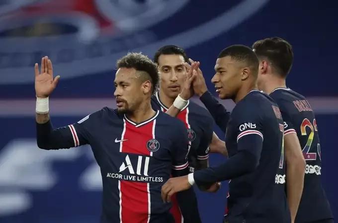  布雷斯特vs巴黎冲突不断，下半场多次中断比赛  